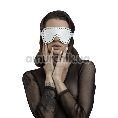 Маска на очі із заклепками Feral Feelings Blindfold Mask, біла - Фото №1