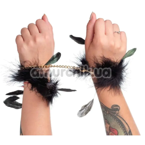 Наручники з чорним пір'ям DS Fetish Handcuffs With Long Feathers, золоті - Фото №1